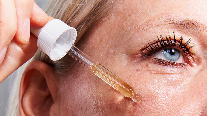 رتینول و درمان چروک اطراف چشم